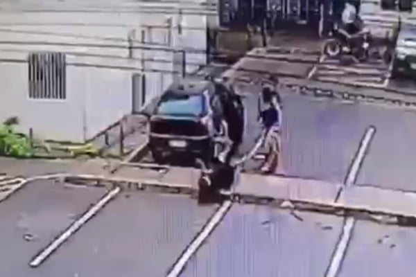 Cenas fortes: mulher é tirada de carro e agredida no meio da rua no DF
