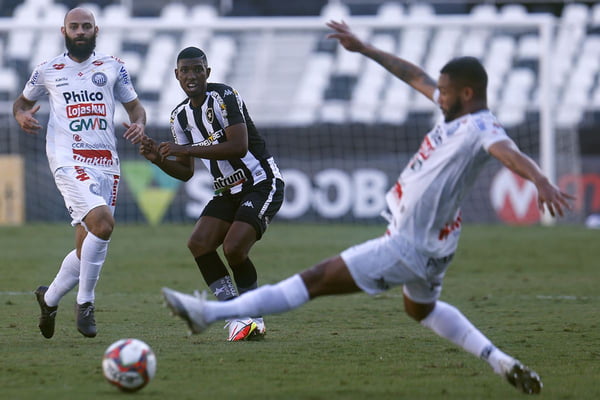 Botafogo e Operário no estádio Nilton Santos