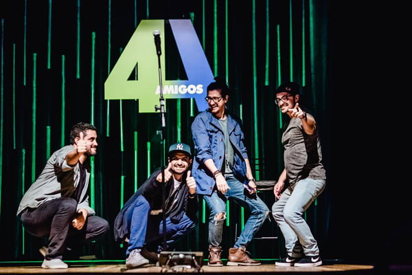 quatro homens fazendo poses em palco - metrópoles