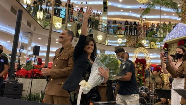Sargento da PM pede namorada em casamento durante apresentação de Natal em shopping de BH