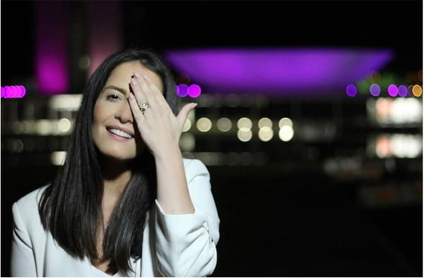 Amália Barros monocular em frente ao Congresso Nacional