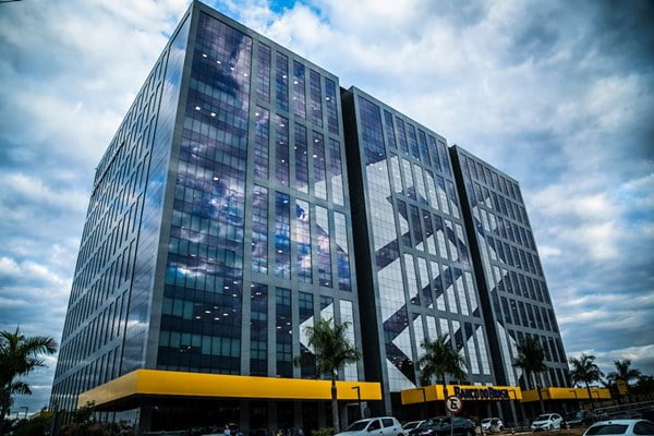 imagem colorida fachada de um prédio espelhado Banco do Brasil - Metrópoles