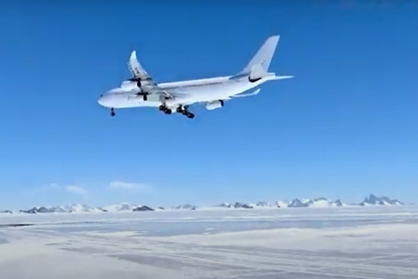 Avião pousa da Antártica