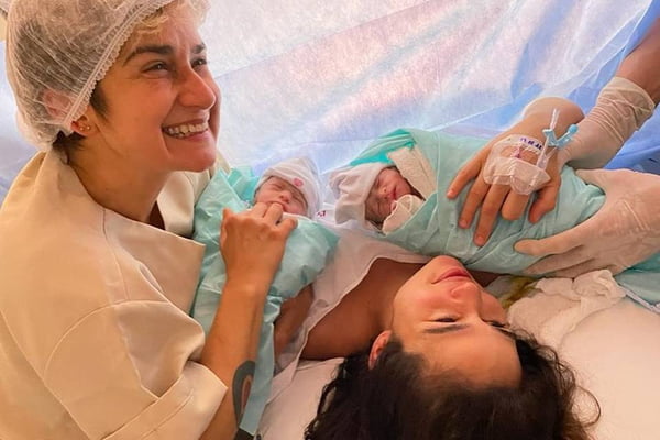Lan Lanh posta fotos emocionantes com Nanda Costa no parto das gêmeas