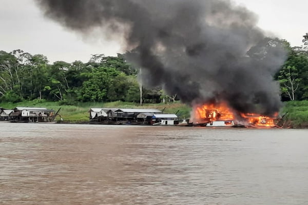 Barco de garimpeiros pega fogo em Autazes