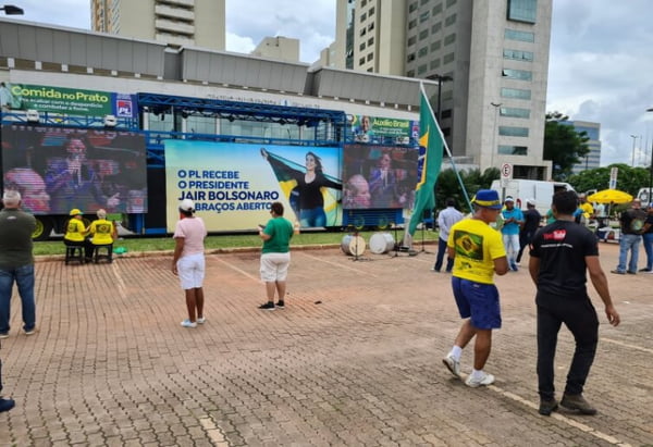 Transmissão na rua da filiação de Bolsonaro ao PL foi esvaziada em Brasília
