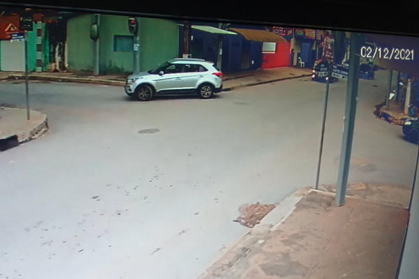 Câmera de segurança filma carro