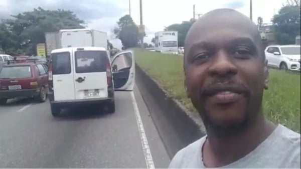 Vídeo. Motorista causa engarrafamento no Rio e brinca: “Era um sonho”