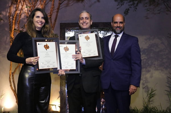 Metrópoles recebe troféu do Prêmio IREE de Jornalismo 2021