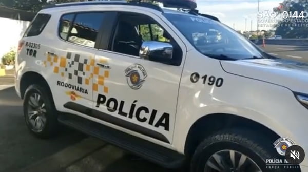 Imagem colorida mostra viatura da Polícia Militar (PM) de São Paulo. O veículo é branco com a palavra polícia escrita em preto na porta direita da frente - Metrópoles