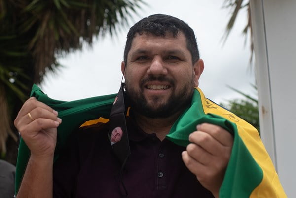 Bolsonarista Homem segura bandeira do Brasil