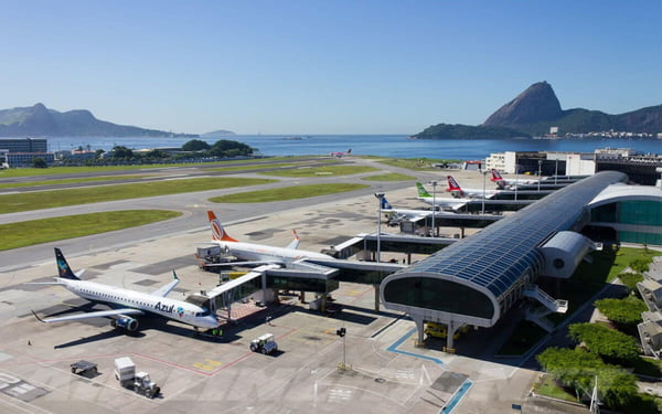 Imagem colorida mostra pista do aeroporto Santos Dumont com aviões - Metrópoles