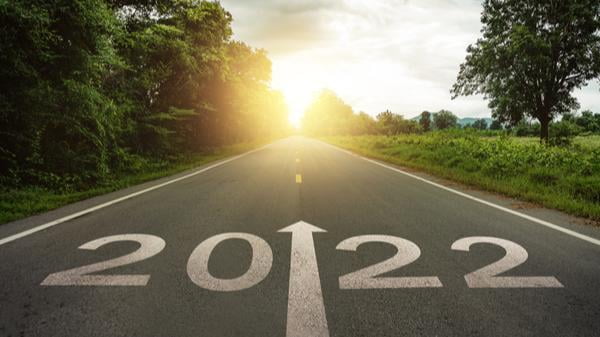 Na foto, uma estrada com os números 2022 escritos no chão e uma seta