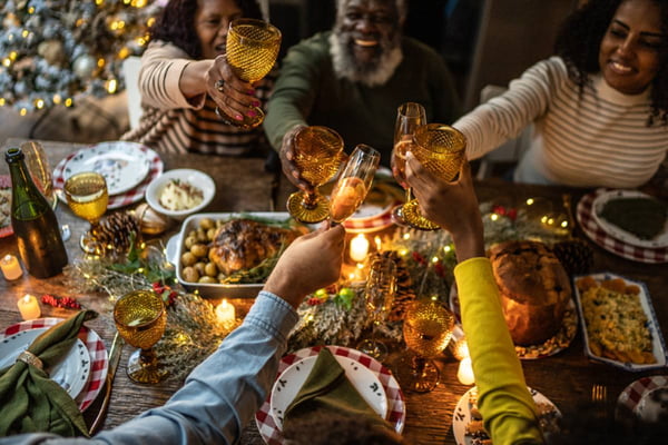família reunida no natal faz brinde na mesa - Metrópoles