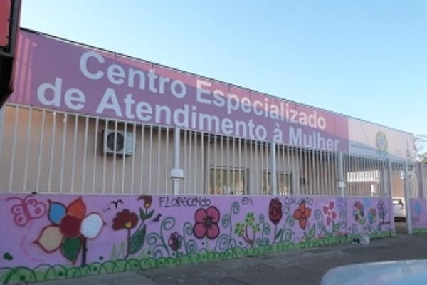 Na fotografia colorida, mostra-se a entrada de uma das unidades do CEAM no DF