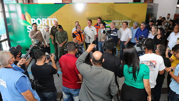 Presidente Bolsonaro sobrevoa áreas atingidas por enchentes no Estado da Bahia