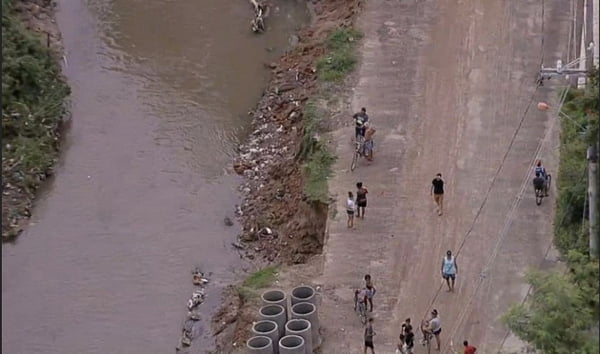 Uma criança desapareceu no Rio Botas, em Nova Iguaçu, após pular no rio durante chuva