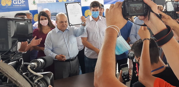 Ibaneis Rocha exibe ordem de serviço para reforma na Rodoviária