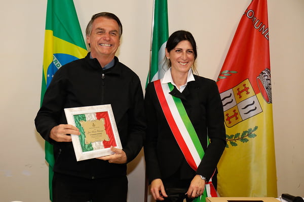 Presidente Jair Bolsonaro e a prefeita de Anguillara Veneta, Alessandra Buoso, na Itália em outubro de 2021