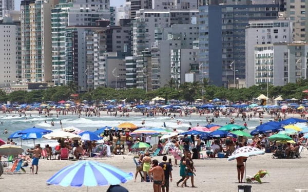 Balneário Camboriú tem praia lotada no primeiro verão após alargamento
