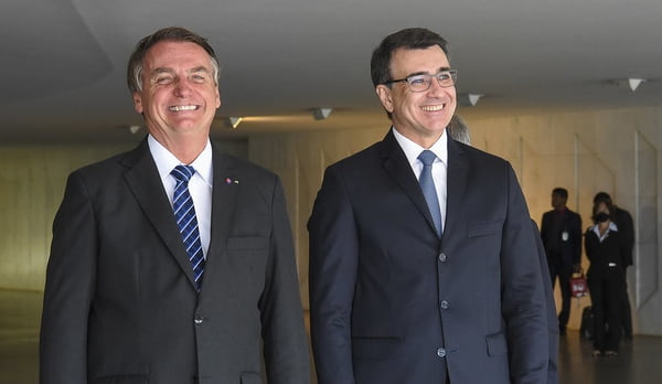 O presidente Jair Bolsonaro sorri ao lado do ministro das Relações Exteriores, Carlos França
