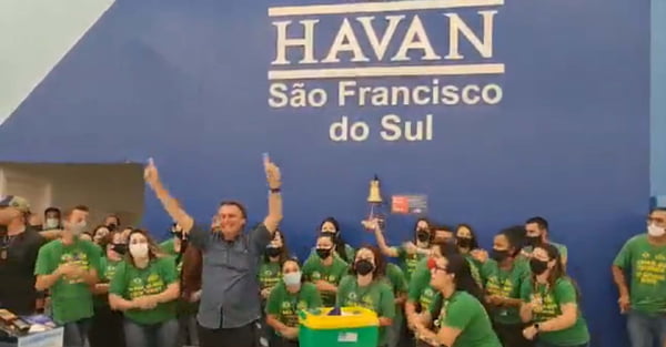 Bolsonaro canta com funcionários de loja da Havan em SC