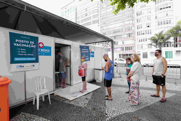 Cariocas tomam vacina em posto de saúde montado em Copacabana