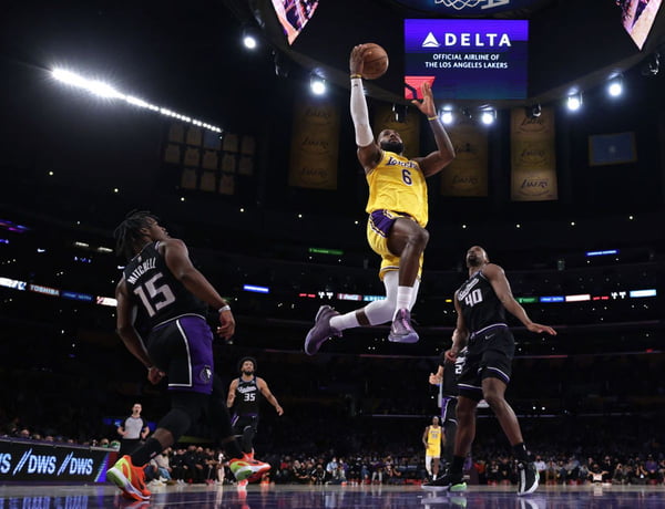 LeBron James na vitória do Lakers diante do Sacramento Kings