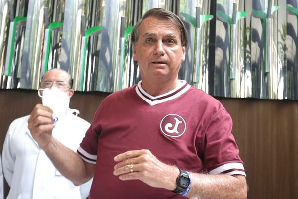O presidente Jair Bolsonaro (PL) recebe alta do Hospital Vila Nova Star, nesta manhã de quarta-feira (04). O Presidente estava de férias no litoral de Santa Catarina e foi levado para São Paulo na madrugada de segunda-feira, onde ficou internado com uma obstrução intestinal