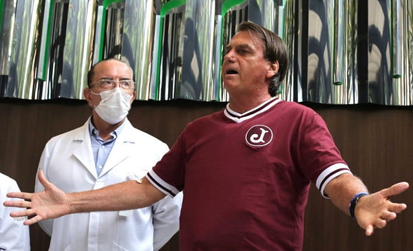 Bolsonaro esteve ao lado dos seus médicos e do hospital para falar da sua saúde