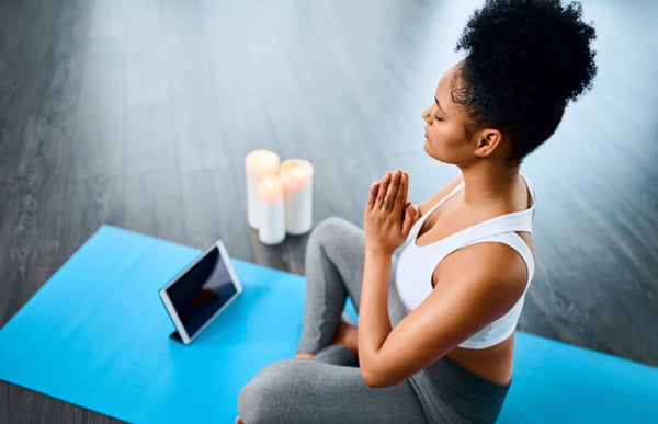 Mulher meditando – meditação