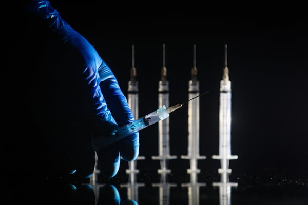 Fotografia colorida de seringas de vacina