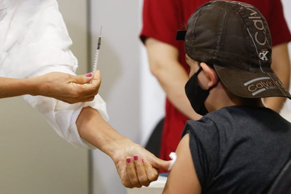Criança recebe cuidado após tomar vacina contra Covid-19 em Goiânia, Goiás - Metrópoles