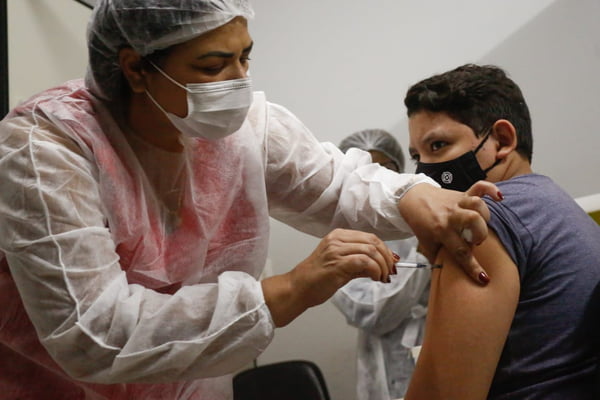 Eduardo Leite, uma das primeiras crianças de 11 anos a tomar vacina contra Covid-19 em Goiânia, Goiás