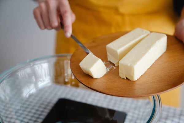Foto colorida de um tablete de margarina - Metrópoles