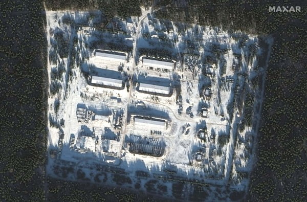 Imagem de satélite mostra campo militar russo próximo à fronteira com a Ucrânia em meio a floresta - Metrópoles