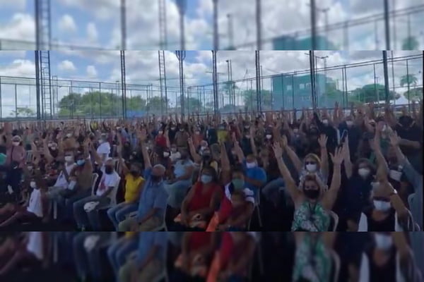 multidão de pessoas levantando as mãos