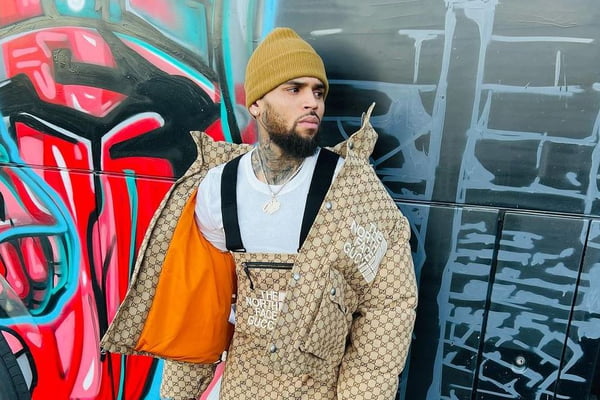 Chris Brown sobre tela de grafite - Metrópoles
