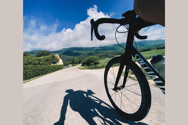 Bicicleta com paisagem ao fundo