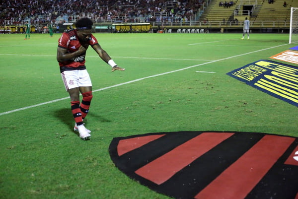 Marinho marca em estreia no Flamengo