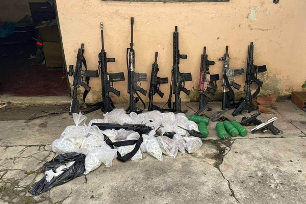Armas e drogas que polícia diz ter apreendido em operação em Belford Roxo, no Rio de Janeiro, que deixou ao menos seis pessoas mortas (1) (1)