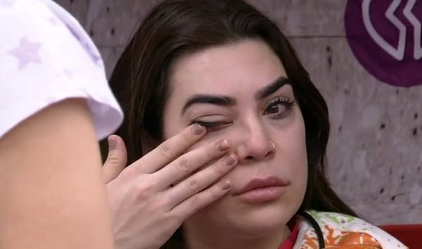Naiara Azevedo chorando no BBB22