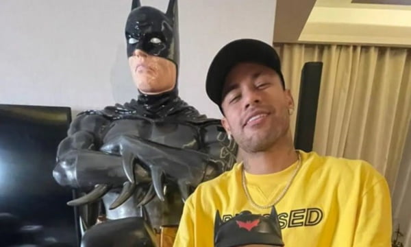 Tá podendo: Batman deseja feliz aniversário nos 30 anos de Neymar