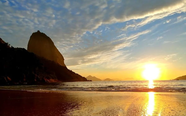 Do jeito que o carioca gosta: domingo de muito sol, praia e Fla-Flu