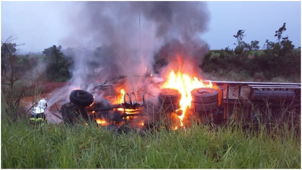 Devido a brutalidade do acidente, o veículo teve a cabine incendiada com o motorista preso lá dentro
