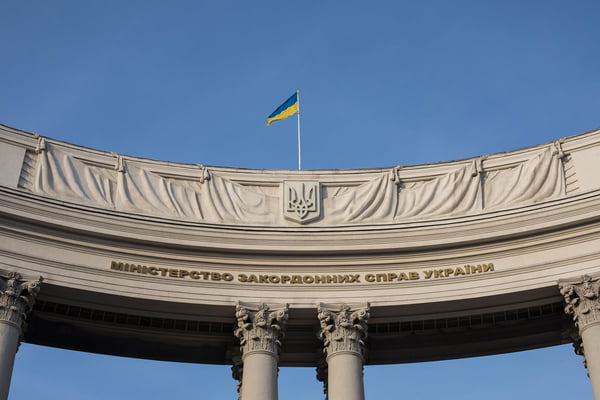 Bandeira da Ucrânia em monumento. Ao fundo vê-se o céu azul - Metrópoles