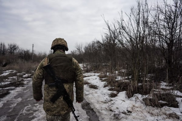 Soldado ucraniano em Svitlodarsk, na fronteira com a Rússia
