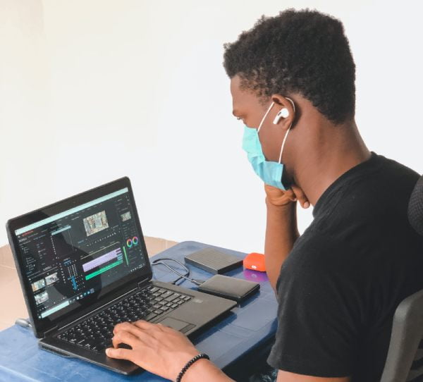 Jovem negro trabalhando no computador