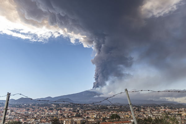 erupção do vulcão Etna na Itália