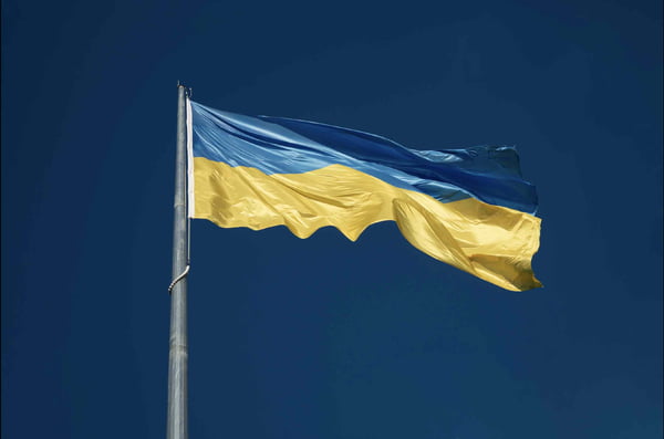Bandeira da Ucrânia tremula num céu azul - Metrópoles